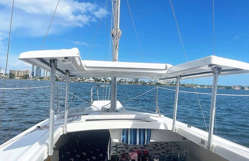 Aventura Boat Rental | Beautiful sailboat with free parking
