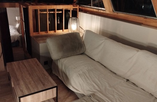 Saint-Hippolyte Boat Rental | Beautiful, spacious boat