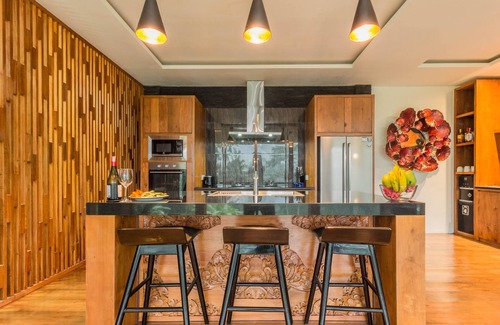 Sambahan Villa | Beautiful, spacious private villa w/private infinity pool, full kitchen, & bar!