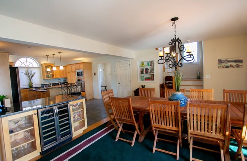 Winchester House | Beautiful, Spacious 5+ Bedroom House on Highland Lake with Spectacular views!