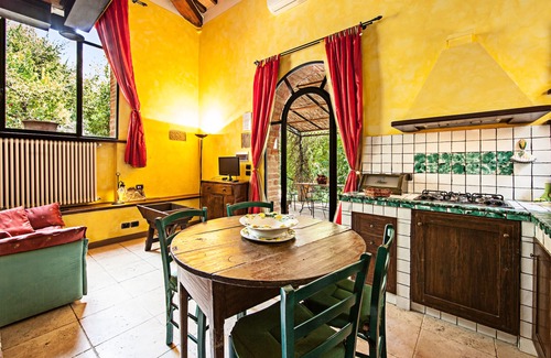 Sinalunga House | Beautiful studio located in a park with private garden, swimming pool, parking