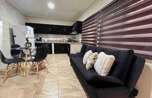 Kennedy Apartment | Beautiful Suite in Ciudadela Las Garzas, safe and centrally located, Guayaquil