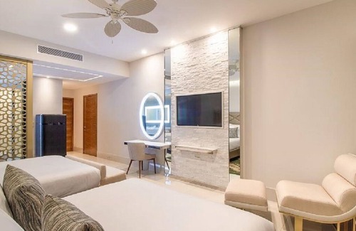 Cabo San Lucas Resort | Beautiful Suite Options Oceanfront Resort