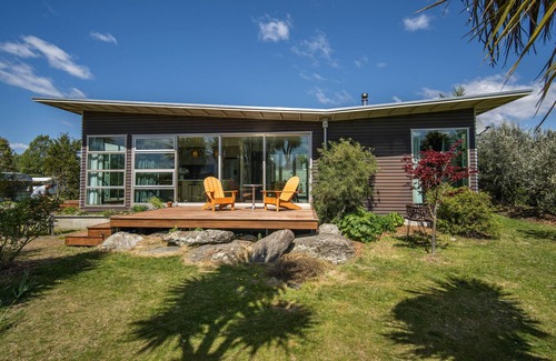 Albert Town House | Beautiful, sunny riverside property.
