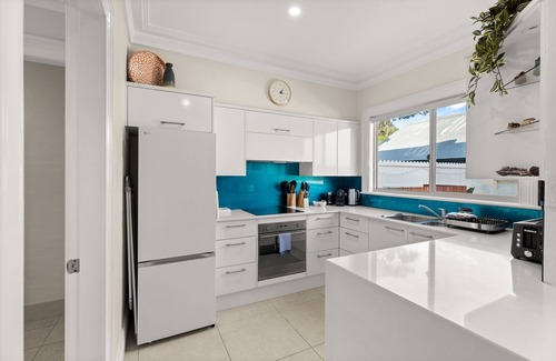 Cooks Hill House | Beautiful Terrace Home with Courtyard