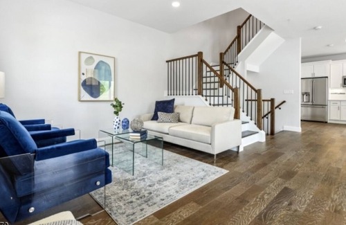 Vauxhall House | Beautiful Townhouse 30 minutes from midtown NYC!