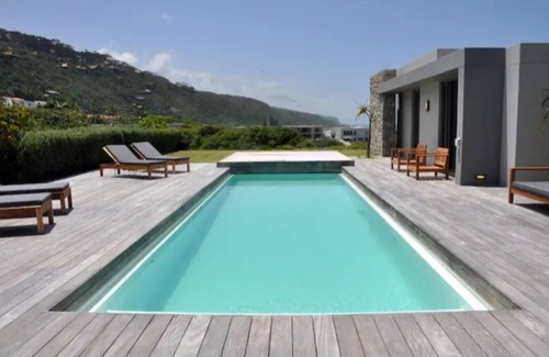 Plettenberg Bay Villa | Beautiful, upmarket, modern holiday home situated on a spectacular cliff top