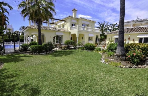 Urbanizacion Marbessa Villa | Beautiful villa 30 meters from the beach fantastic sea views