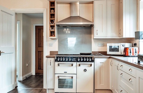 Craven Arms House | Beautiful villa for 12 people with WIFI, pool and terrace