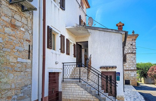 Vrznaveri House | Beautiful villa for 6 guests with WIFI, A/C, TV, terrace and pets allowed