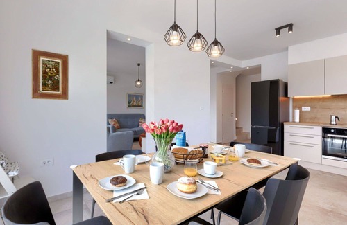 Vinkuran House | Beautiful villa for 6 people with A/C, WIFI, private pool, TV and terrace