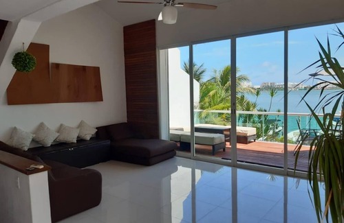 Punta Cancun House | Beautiful Villa in front of Lagoon, in the heart of the hotel zone of Cancun