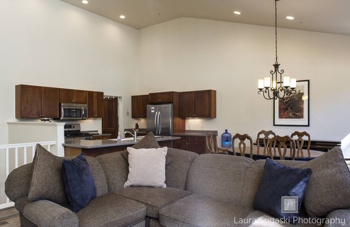 Basalt House | Beautiful Willits Townhouse 5 minutes from Whole Foods, restaurants and bars!