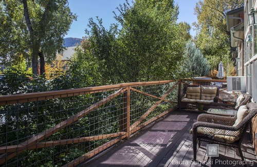 Basalt House | Beautiful Willits Townhouse 5 minutes from Whole Foods, restaurants and bars!