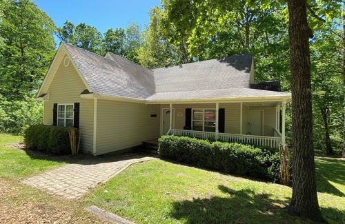 Sardis House | Beautiful wooded home. Close to Sardis Lake, Batesville, Oxford, and Southaven