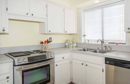 Roads End House | Beautifull ocean & beach views; 5 minutes walk to beach; WiFi; Casino near by