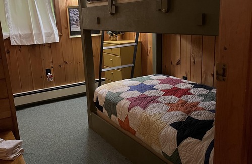 West Dover Cabin | Beautifully decorated large private log home 10 minutes from the mountain.