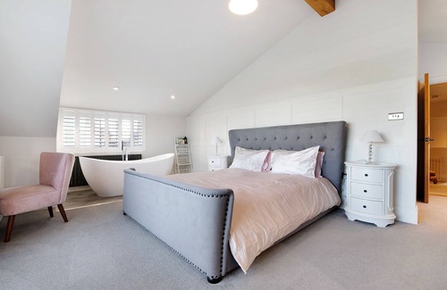 Colchester House | Beautifully Extended Family Cottage !