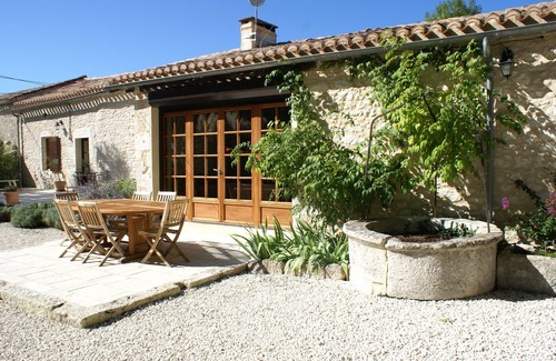 Villeneuve-de-Duras Villa | Beautifully Restored Stone Farmhouse with Private Heated Pool