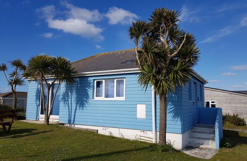 Hayle Apartment | Beautifully positioned to watch the sunset over the bay, and comfortably equipped for up to 6 guests