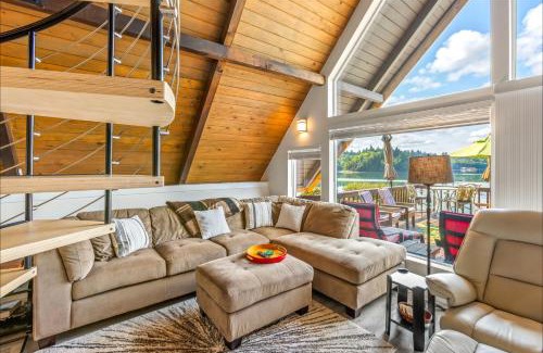 Agate Ski Chalet | Beautifully Remodeled Beach Front A-Frame