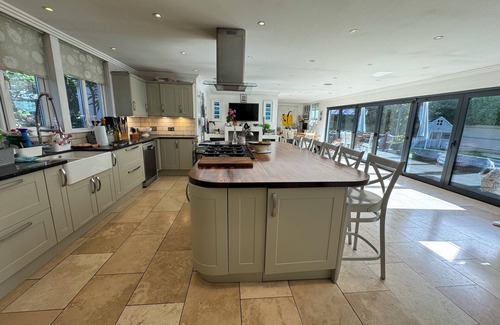 Littlehampton House | BEAUTIFULLY RENOVATED LARGE VICTORIAN VILLA WITH HUGE KITCHEN. Sleeps 14-16