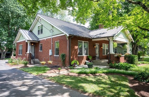 Murfreesboro House | Beautifully restored 4 bedroom 1924 Craftsman Style Southern home w/Gas Range
