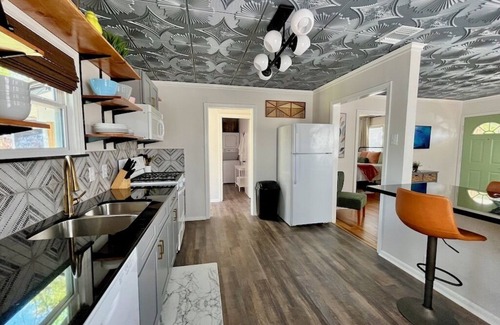 San Antonio House | Beautifully Styled Home with Garage-Perfect Short or Long Stay!