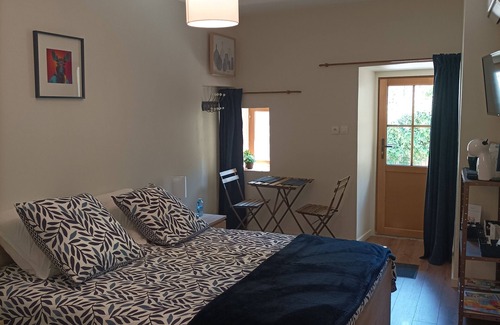 Chateauneuf-du-Rhone Bed & Breakfast | Bed and breakfast with independent entrance in a medieval center