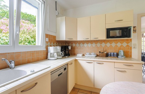 La Bree-les-Bains Bed & Breakfast | Bed and Breakfast 'La Brée Les Bains' with Shared Terrace, Shared Garden and Wi-Fi