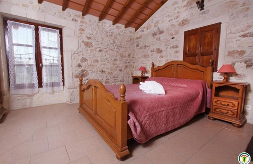La Garde-Adhemar Bed & Breakfast | Bed and Breakfast 'Fanny' with Shared Pool, Shared Garden and Wi-Fi
