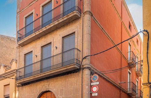 Balaguer Apartment | Bed and Breakfast 'Habitació Doble' with Shared Terrace, Wi-Fi and Air Conditioning