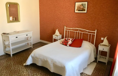 Salinelles Bed & Breakfast | Bed and Breakfast 'Printemps' with Shared Terrace, Private Garden and Wi-Fi