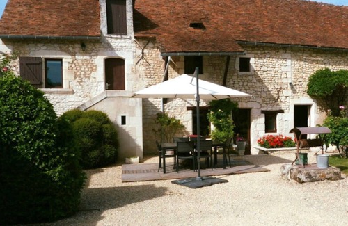 Tavant Bed & Breakfast | Bed and Breakfast 'Vert Ailleurs' with Shared Terrace, Shared Garden and Wi-Fi