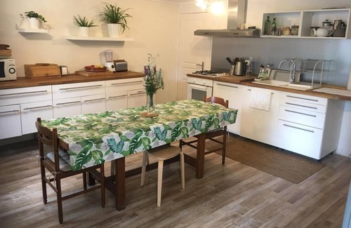 Gurs Bed & Breakfast | Bed and breakfast with shared kitchen and living room