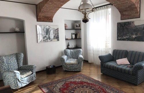 La Morra Apartment | Bed & Roses "Gege"