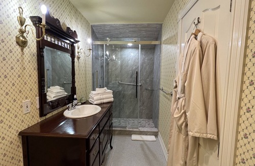 Niagara Falls Bed & Breakfast | Bedham Hall Bed & Breakfast