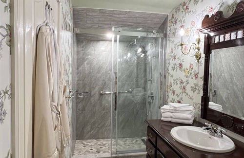 Niagara Falls Bed & Breakfast | Bedham Hall Bed & Breakfast