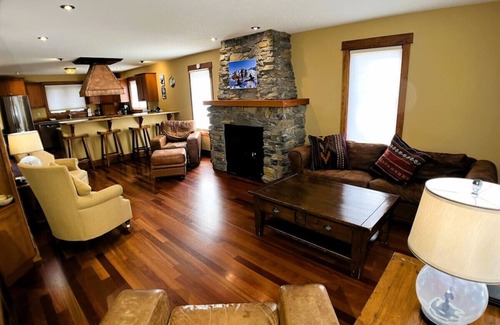 East Kootenay Ski Chalet | Bedrooms Galore! Custom Ski Resort Home. Short Flat Walk to Main Lift.