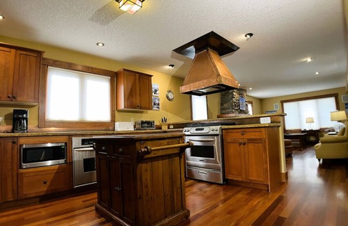 East Kootenay Ski Chalet | Bedrooms Galore! Custom Ski Resort Home. Short Flat Walk to Main Lift.