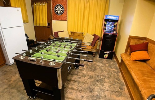 East Kootenay Ski Chalet | Bedrooms Galore! Custom Ski Resort Home. Short Flat Walk to Main Lift.