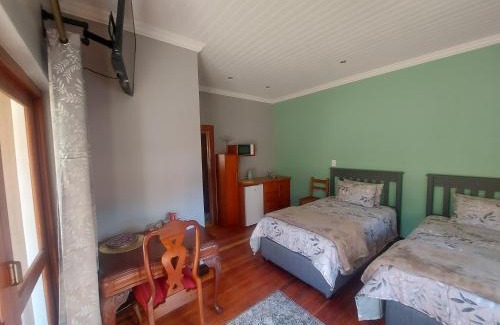 Waverley House | BEE-autiful Stay SC Garden Cottage