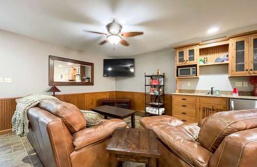 Washington House | Bee's Knees - Private Heated Pool and Hot Tub, Dog Friendly, Wineries