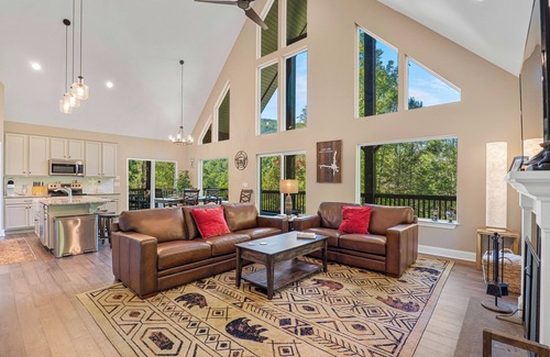 Lake Lure Cabin | Behind the Rock - New cabin sleeps 10, fire pit, dogs ok