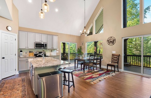 Lake Lure Cabin | Behind the Rock - New cabin sleeps 10, fire pit, dogs ok