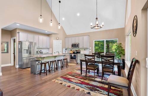 Lake Lure Cabin | Behind the Rock - New cabin sleeps 10, fire pit, dogs ok