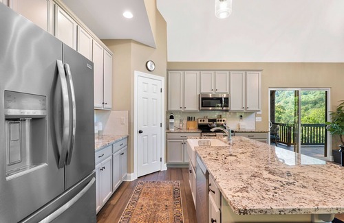 Lake Lure Cabin | Behind the Rock - New cabin sleeps 10, fire pit, dogs ok