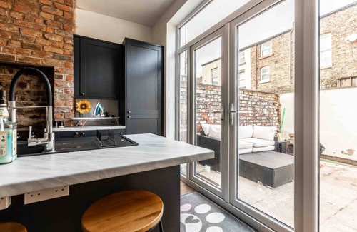 Liverpool House | Belgrave Rise | 2 Mins to Train | Patio | Parking
