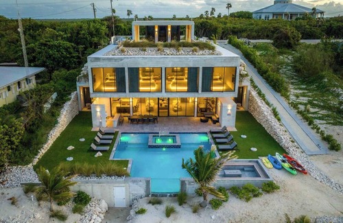 East End House | Bella Rocca: Ultra-Luxe Estate w/Pool and Spa, Sunken Fire Pit and Designer Inte