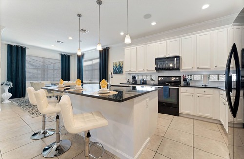 Kissimmee Resort | BELLA VIDA 577MB- 5BEDROOMS - 10 GUESTS - LAKEVIEW - AMAZING LOCATION-CLOSE TO DISNEY PARKS AND MORE